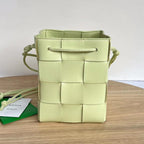 KLEINER KASSETTEN-BUCKET 18 IN PASTELGELBES KALBSLEDER