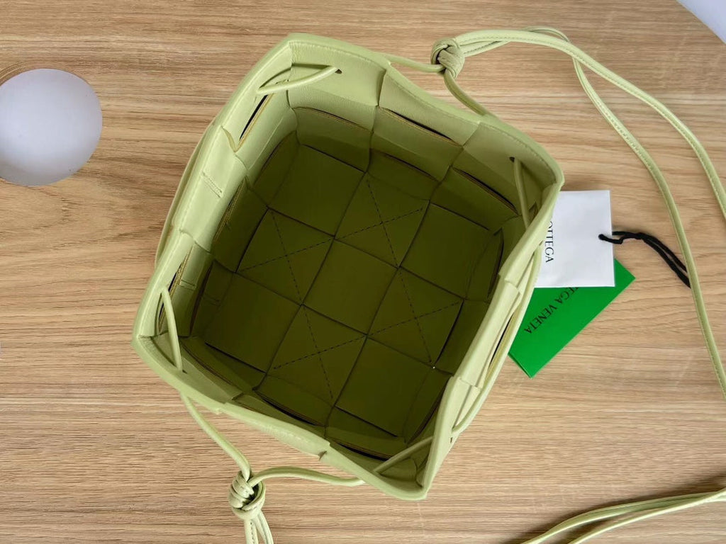 KLEINER KASSETTEN-BUCKET 18 IN PASTELGELBES KALBSLEDER