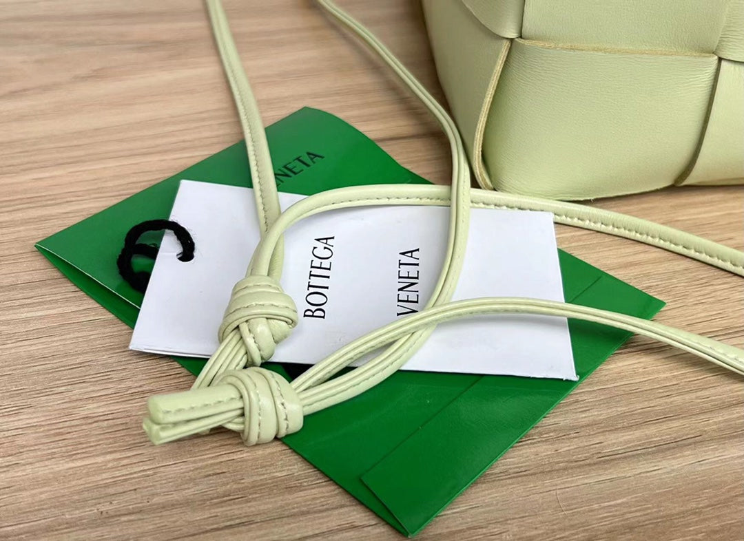 KLEINER KASSETTEN-BUCKET 18 IN PASTELGELBES KALBSLEDER