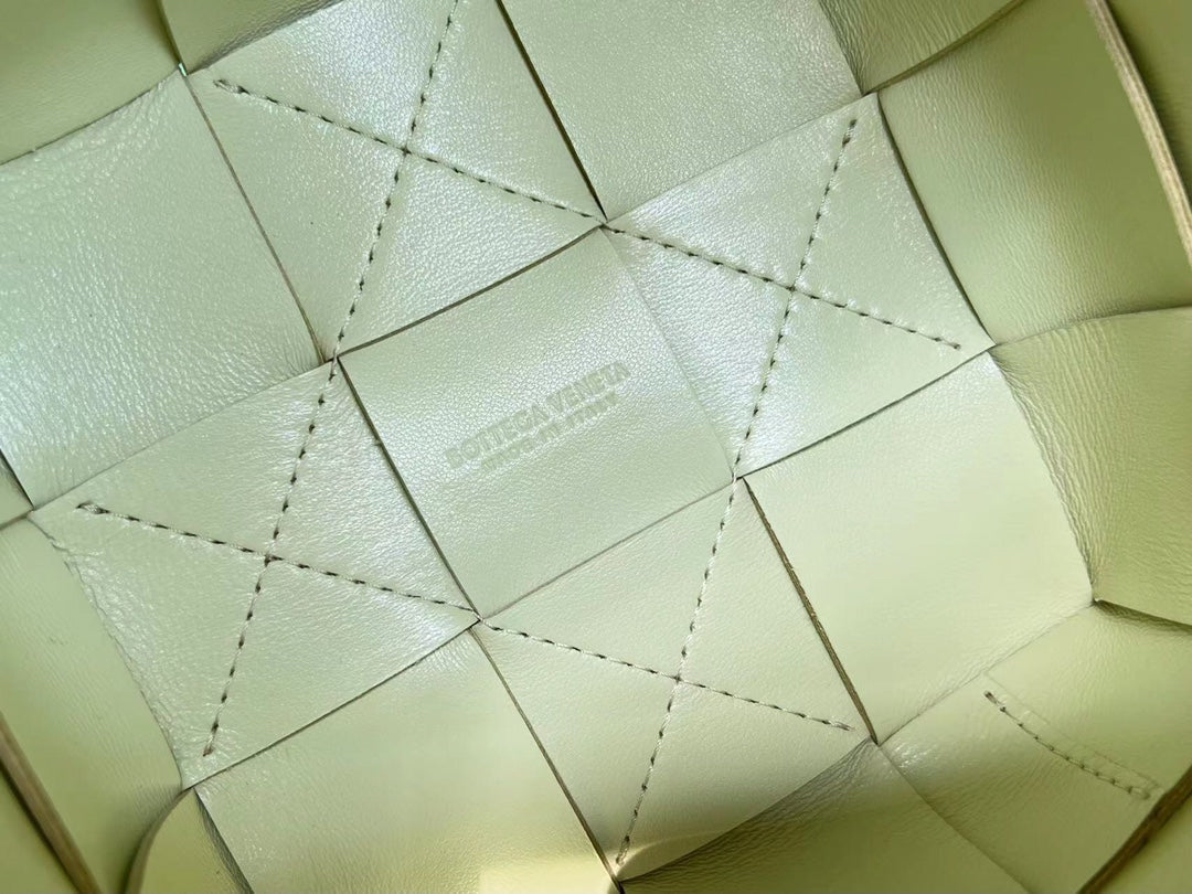 KLEINER KASSETTEN-BUCKET 18 IN PASTELGELBES KALBSLEDER