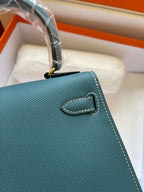 KELLY MINI 20 TASCHE AUS TIEFENGRÜNEM KALBSLEDER MIT GOLDENEN BESCHLÄGEN (AUF BESTELLUNG GEFERTIGT)