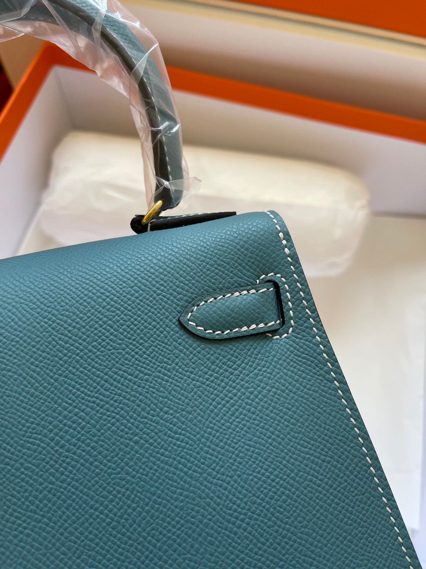 KELLY MINI 20 TASCHE AUS TIEFENGRÜNEM KALBSLEDER MIT GOLDENEN BESCHLÄGEN (AUF BESTELLUNG GEFERTIGT)