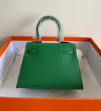 KELLY MINI 20 TASCHE AUS SMARAGDGRÜNEM KALBSLEDER MIT GOLDENEN BESCHLÄGEN (AUF BESTELLUNG GEFERTIGT)