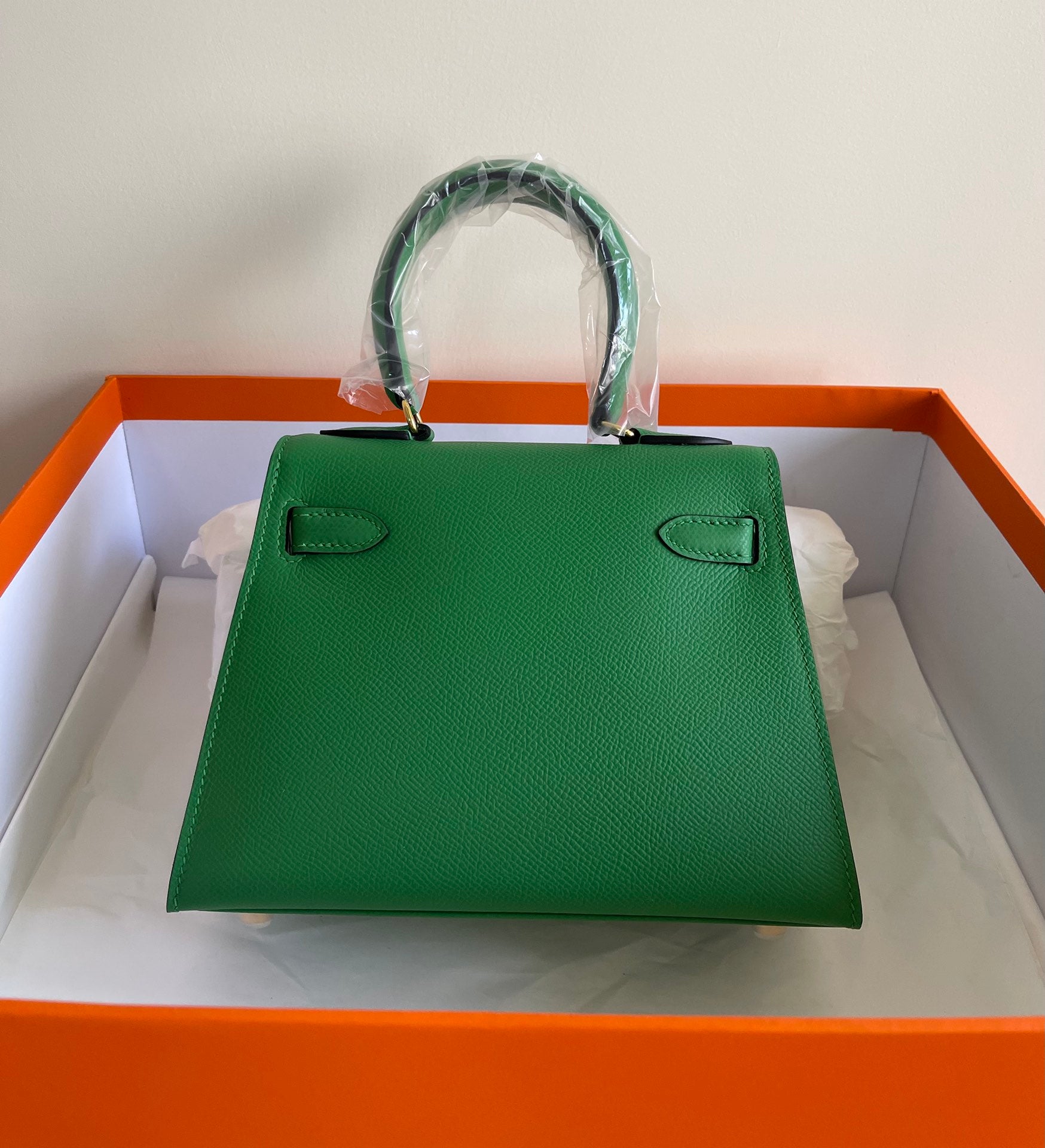 KELLY MINI 20 TASCHE AUS SMARAGDGRÜNEM KALBSLEDER MIT GOLDENEN BESCHLÄGEN (AUF BESTELLUNG GEFERTIGT)