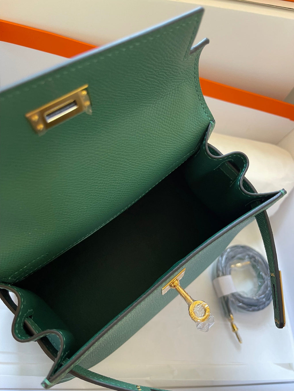 KELLY MINI 20 TASCHE AUS DUNKELGRÜNEM KALBSLEDER MIT GOLDENEN BESCHLÄGEN (AUF BESTELLUNG GEFERTIGT)