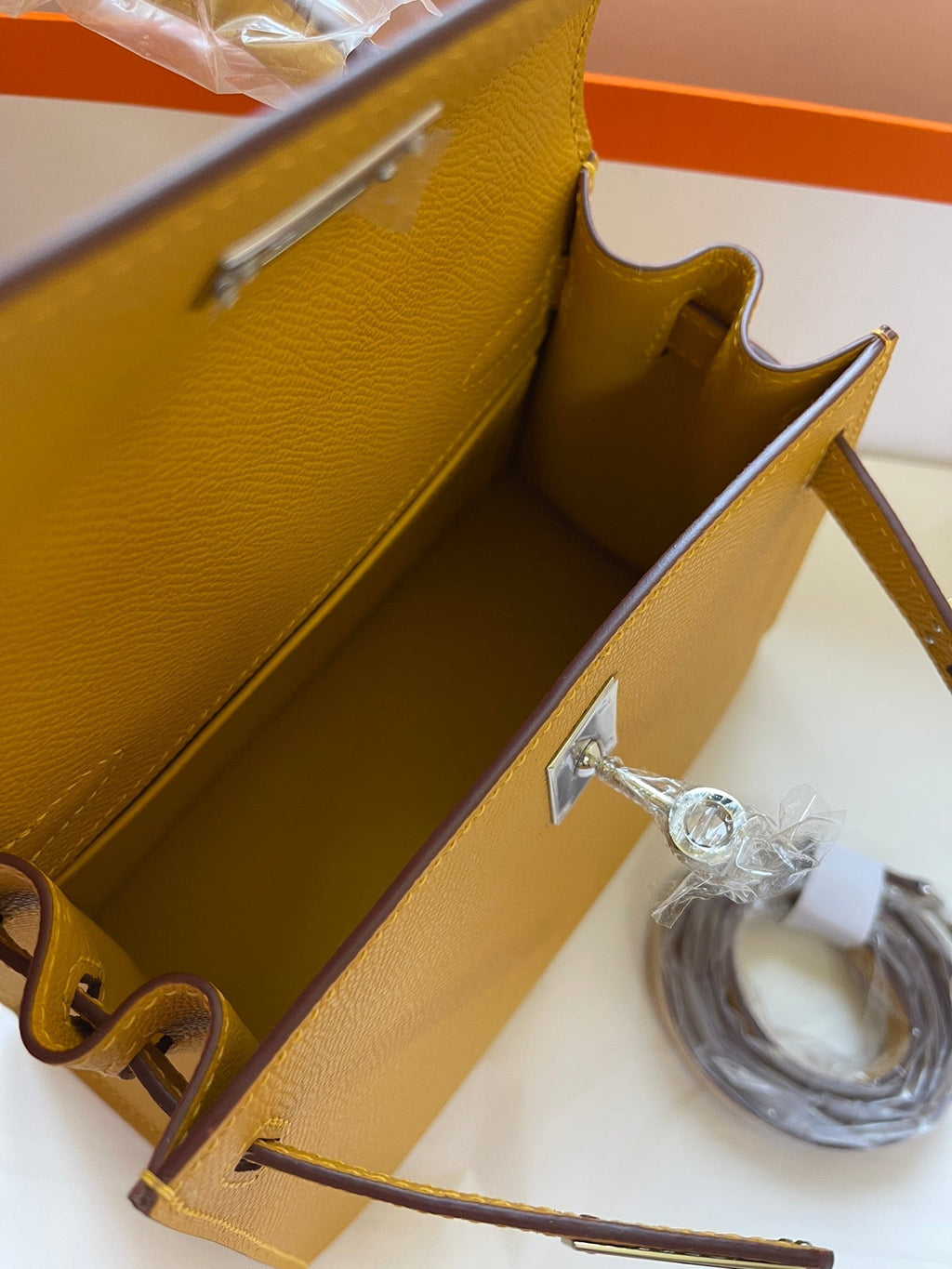 KELLY MINI 20 TASCHE IN DIJONGELBEM KALBSLEDER MIT GOLDENEN BESCHLÄGEN (AUF BESTELLUNG GEFERTIGT)