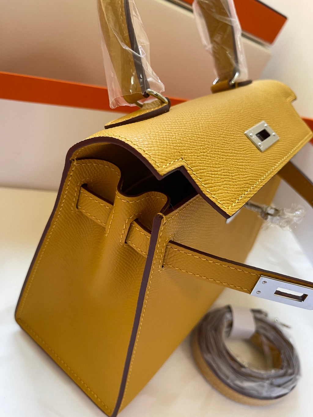 KELLY MINI 20 TASCHE IN DIJONGELBEM KALBSLEDER MIT GOLDENEN BESCHLÄGEN (AUF BESTELLUNG GEFERTIGT)