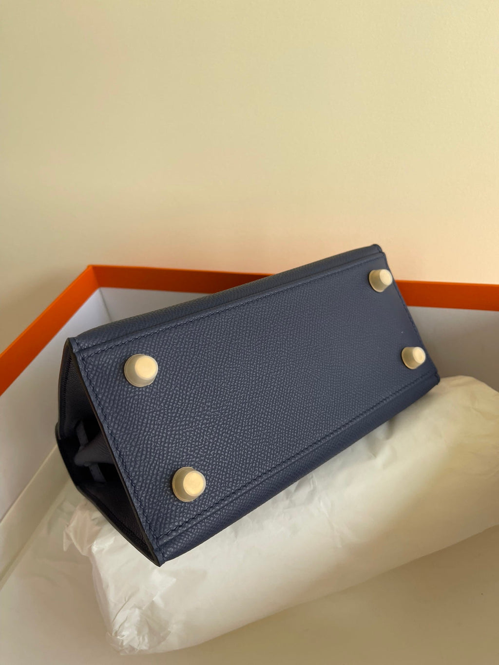 KELLY MINI 20 TASCHE AUS MARINEBLAUEM KALBSLEDER MIT GOLDENEN BESCHLÄGEN (AUF BESTELLUNG GEFERTIGT)