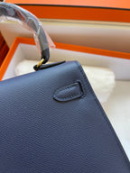 KELLY MINI 20 TASCHE AUS MARINEBLAUEM KALBSLEDER MIT GOLDENEN BESCHLÄGEN (AUF BESTELLUNG GEFERTIGT)