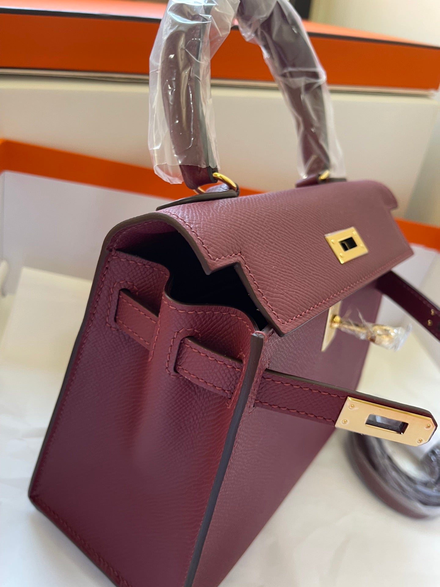KELLY MINI 20 TASCHE AUS GRANATROTEM KALBSLEDER MIT GOLDENEN BESCHLÄGEN (AUF BESTELLUNG GEFERTIGT)