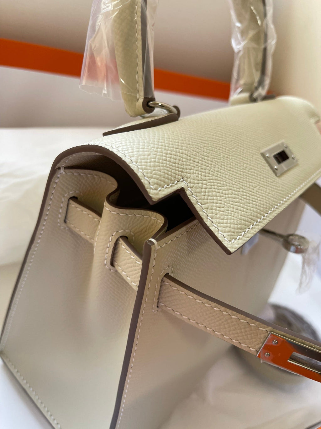 KELLY MINI 20er-Packung aus haferfarbenem Kalbsleder mit silbernen Beschlägen