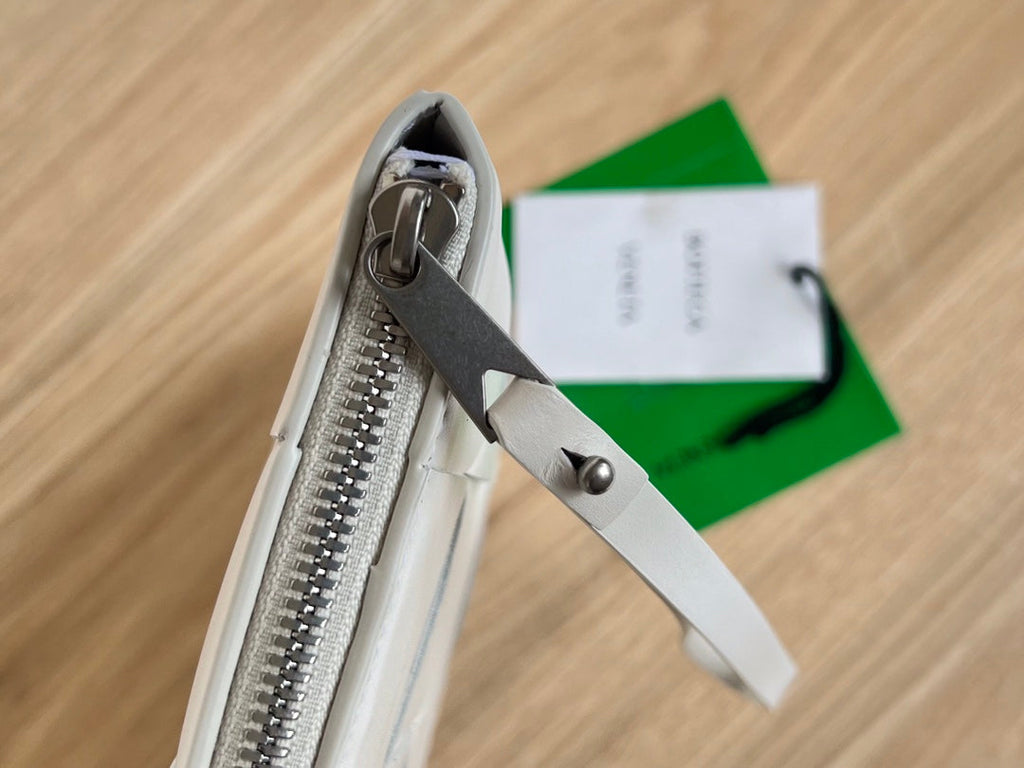 Große Kassettentasche, 35 Zoll, weißes Kalbsleder