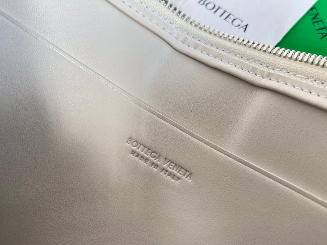 Große Kassettentasche, 35 Zoll, weißes Kalbsleder