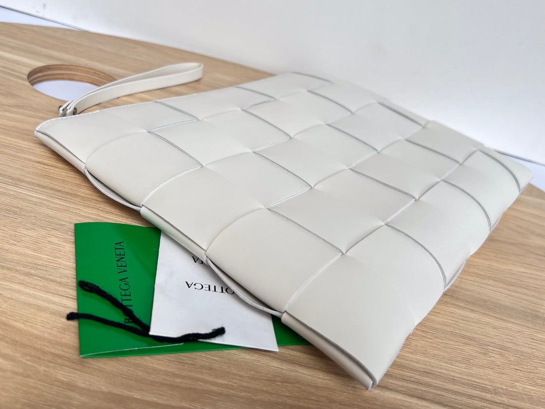 Große Kassettentasche, 35 Zoll, weißes Kalbsleder