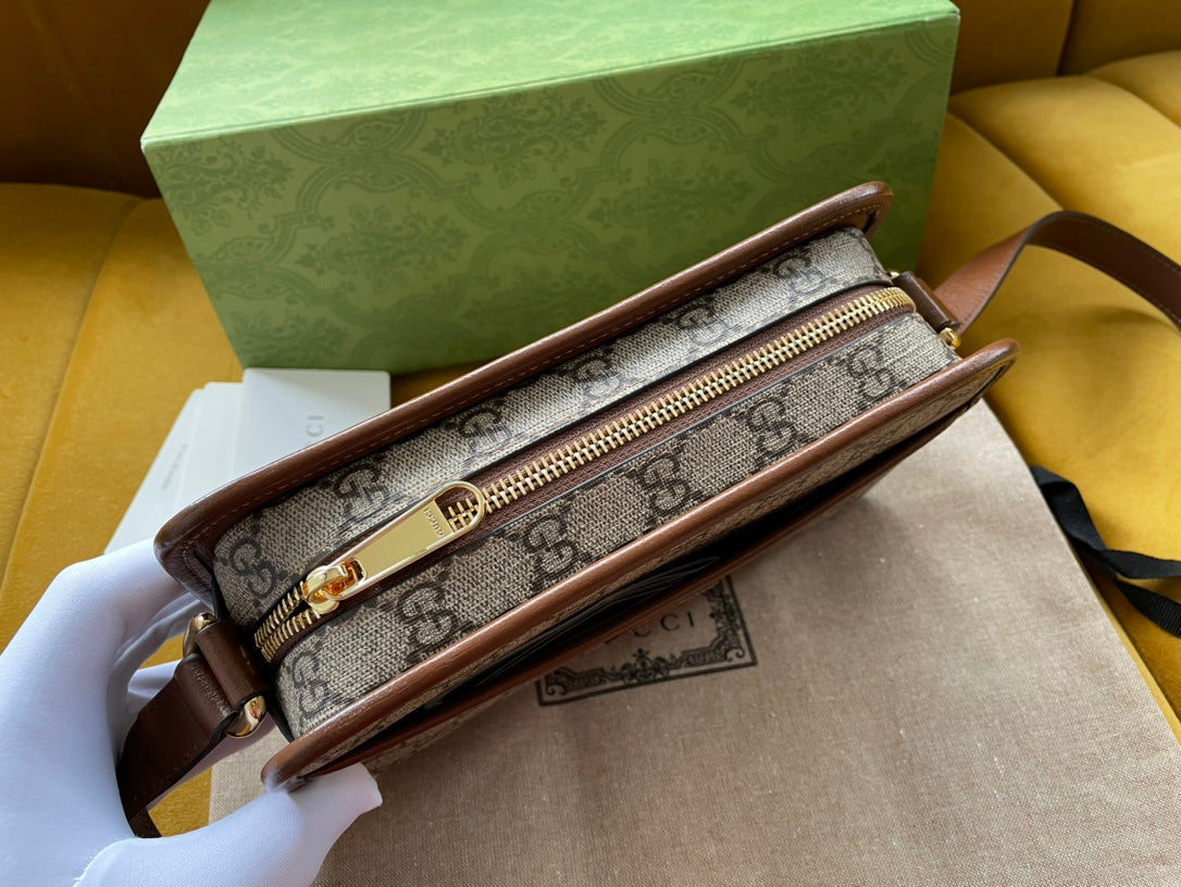 TASCHE MIT INEINANDERVERSCHLUSS G 22 AUS BEIGE-EBONY-CANVAS UND BRAUNEN KALBSLEDERBESETZUNG