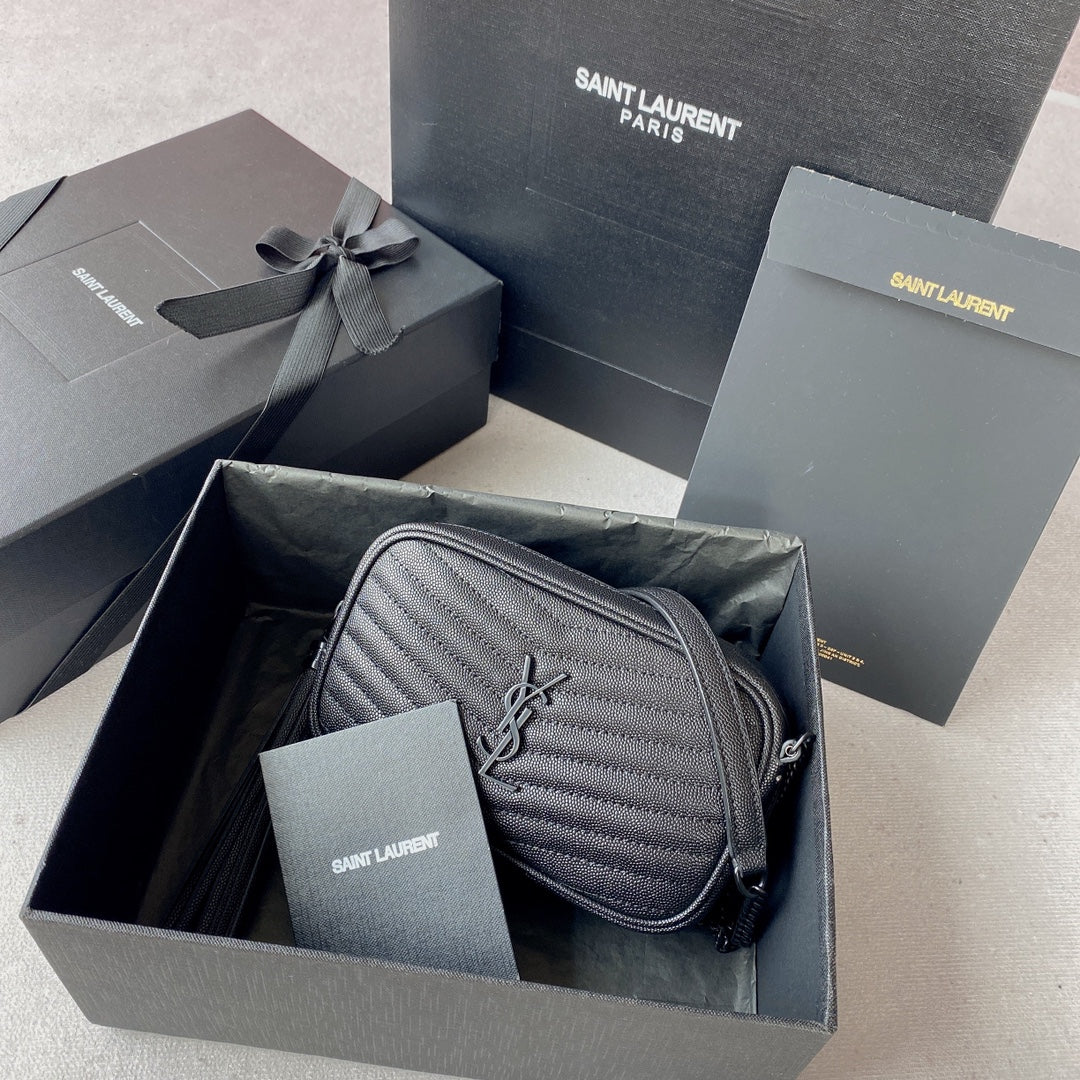 LOU MINI-KAMERATASCHE 19 ZOLL SCHWARZ KAVIAR-MUSTER KALBSLEDER SCHWARZE BESCHLÄGE