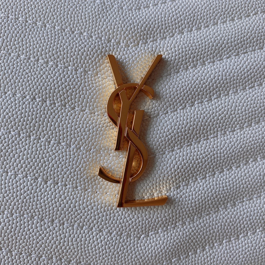 LOU MINI-KAMERATASCHE 19 IN WEISSEM KAVIAR-MUSTER KALBSLEDER GOLDENE BESCHLÄGE