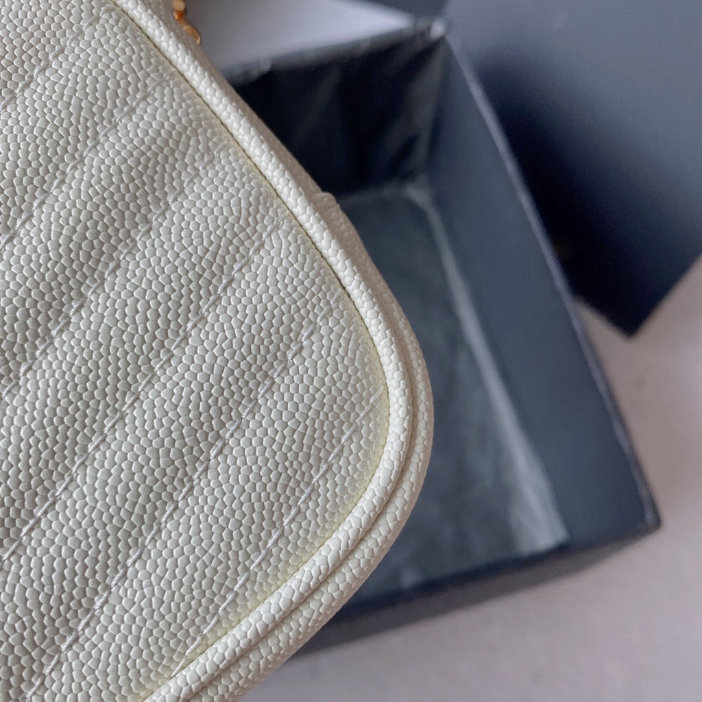 LOU MINI-KAMERATASCHE 19 IN WEISSEM KAVIAR-MUSTER KALBSLEDER GOLDENE BESCHLÄGE