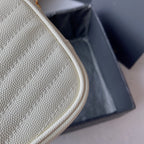 LOU MINI-KAMERATASCHE 19 IN WEISSEM KAVIAR-MUSTER KALBSLEDER GOLDENE BESCHLÄGE