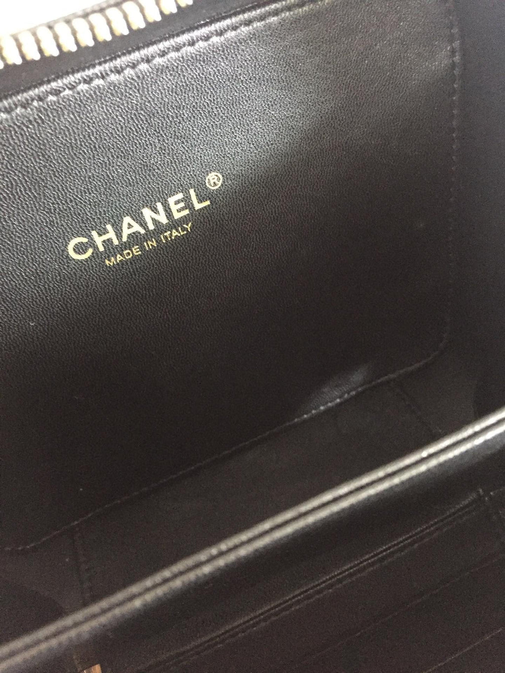 CC MINI 17 Kosmetikkoffer aus schwarzem Kalbsleder mit goldenen Beschlägen