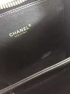 CC MINI 17 Kosmetikkoffer aus schwarzem Kalbsleder mit goldenen Beschlägen