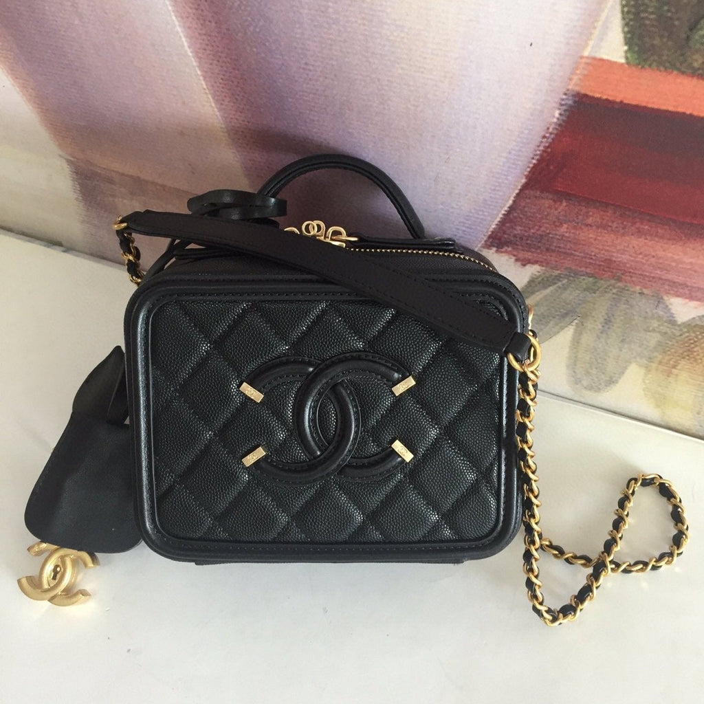 CC MINI 17 Kosmetikkoffer aus schwarzem Kalbsleder mit goldenen Beschlägen