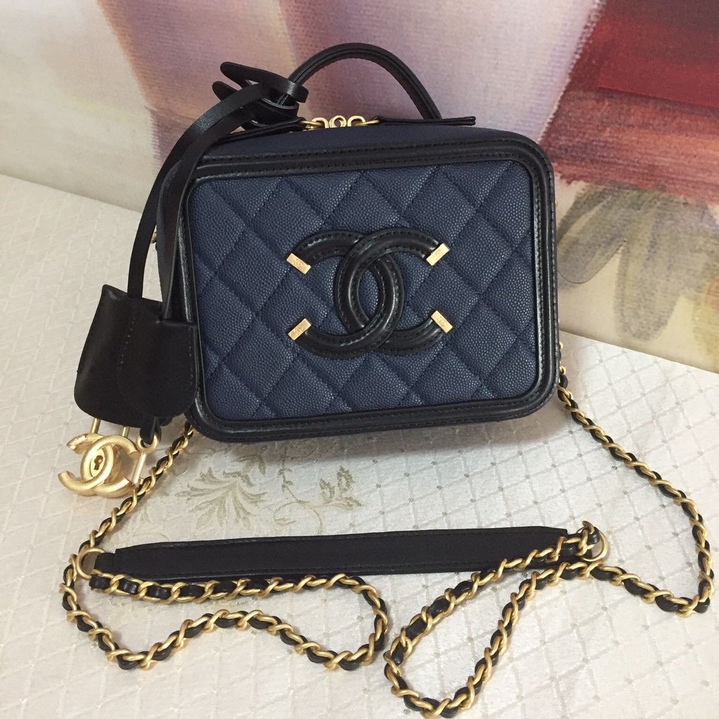 CC MINI 17 Kosmetikkoffer in Ägäisblau-Mix, schwarzes Kalbsleder, goldene Beschläge