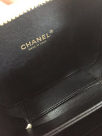 CC MINI 17 Kosmetikkoffer in Schwarz-Weiß-Kalbsleder mit goldenen Beschlägen