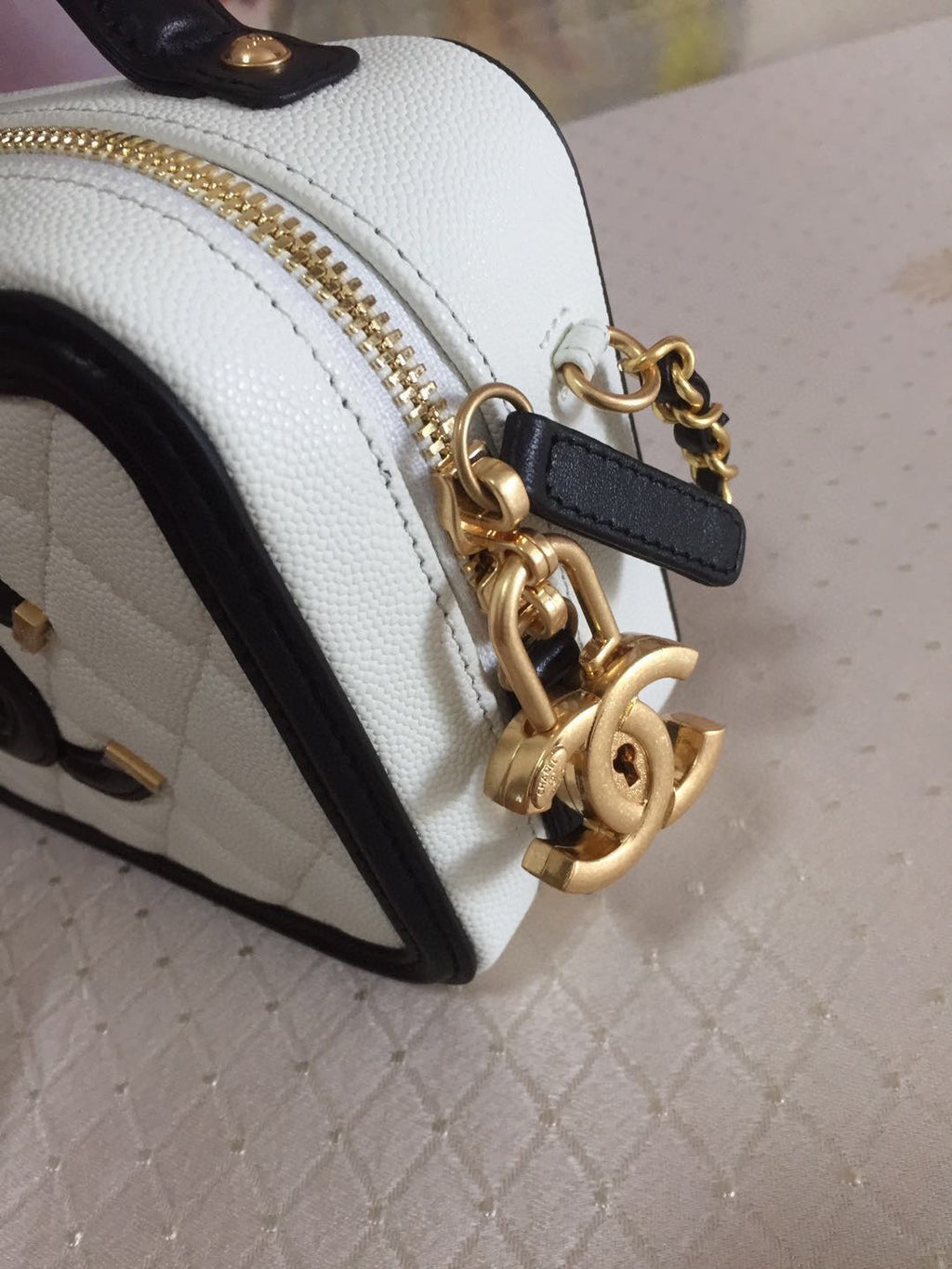 CC MINI 17 Kosmetikkoffer in Schwarz-Weiß-Kalbsleder mit goldenen Beschlägen