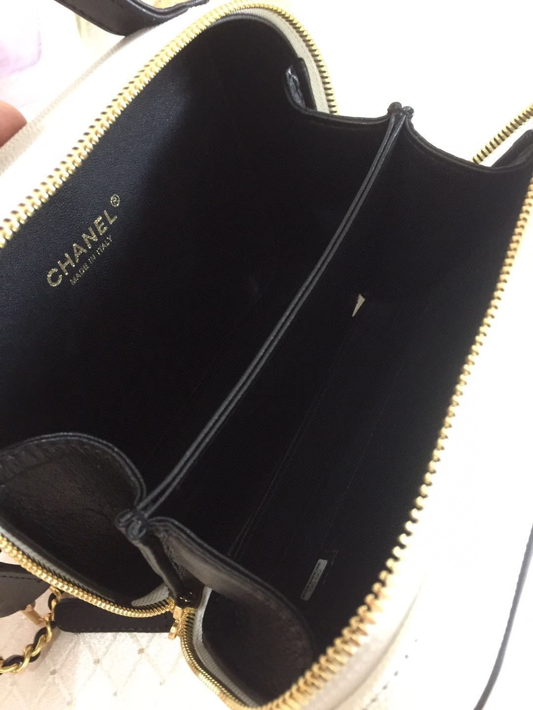 CC MINI 17 Kosmetikkoffer in Schwarz-Weiß-Kalbsleder mit goldenen Beschlägen