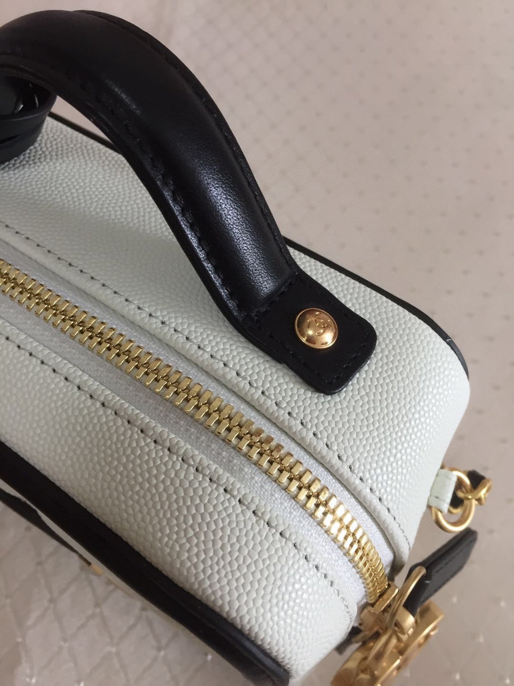 CC MINI 17 Kosmetikkoffer in Schwarz-Weiß-Kalbsleder mit goldenen Beschlägen