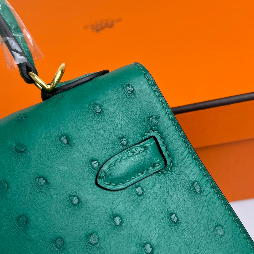 KELLY TASCHE 20 IN TÜRKISGRÜNEM STREIFENLEDER MIT GOLDENEN BESCHLÄGEN (AUF BESTELLUNG GEFERTIGT)