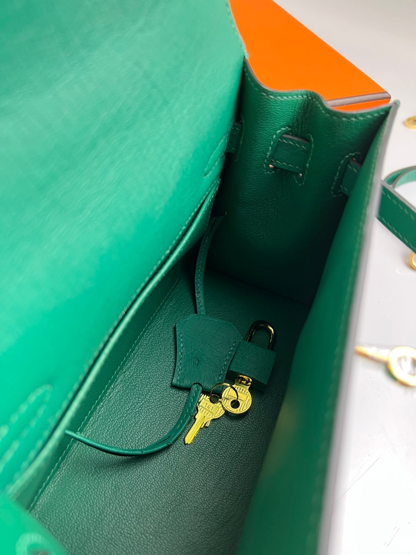 KELLY TASCHE 20 IN TÜRKISGRÜNEM STREIFENLEDER MIT GOLDENEN BESCHLÄGEN (AUF BESTELLUNG GEFERTIGT)