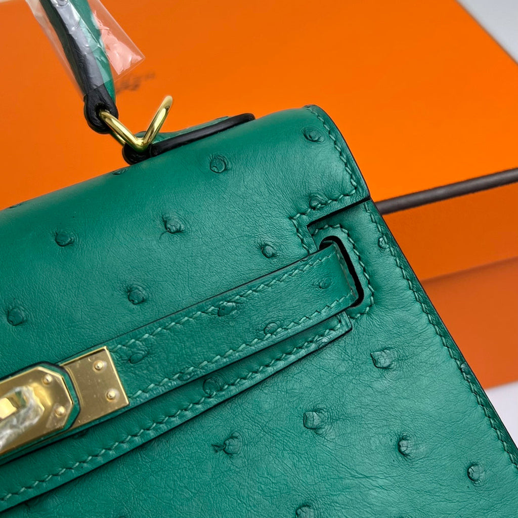 KELLY TASCHE 20 IN TÜRKISGRÜNEM STREIFENLEDER MIT GOLDENEN BESCHLÄGEN (AUF BESTELLUNG GEFERTIGT)