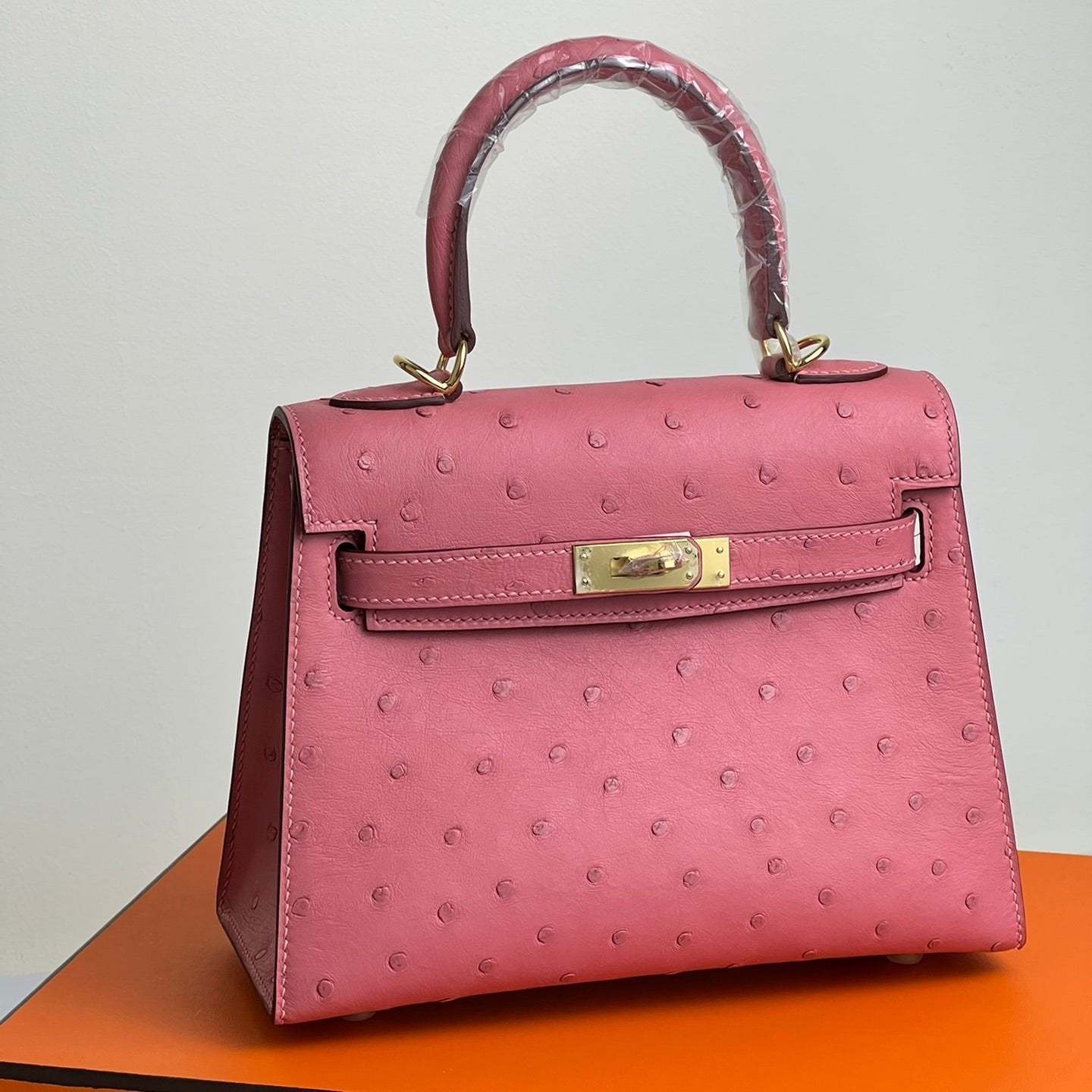 KELLY TASCHE 20 IN ROSA STREITLEDER MIT GOLDENEN BESCHLÄGEN (AUF BESTELLUNG GEFERTIGT)