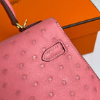 KELLY TASCHE 20 IN ROSA STREITLEDER MIT GOLDENEN BESCHLÄGEN (AUF BESTELLUNG GEFERTIGT)