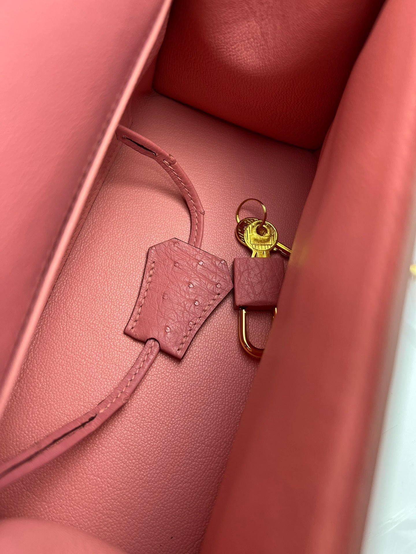 KELLY TASCHE 20 IN ROSA STREITLEDER MIT GOLDENEN BESCHLÄGEN (AUF BESTELLUNG GEFERTIGT)