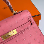 KELLY TASCHE 20 IN ROSA STREITLEDER MIT GOLDENEN BESCHLÄGEN (AUF BESTELLUNG GEFERTIGT)