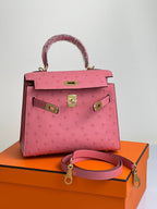 KELLY TASCHE 20 IN ROSA STREITLEDER MIT GOLDENEN BESCHLÄGEN (AUF BESTELLUNG GEFERTIGT)