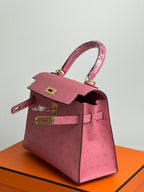 KELLY TASCHE 20 IN ROSA STREITLEDER MIT GOLDENEN BESCHLÄGEN (AUF BESTELLUNG GEFERTIGT)