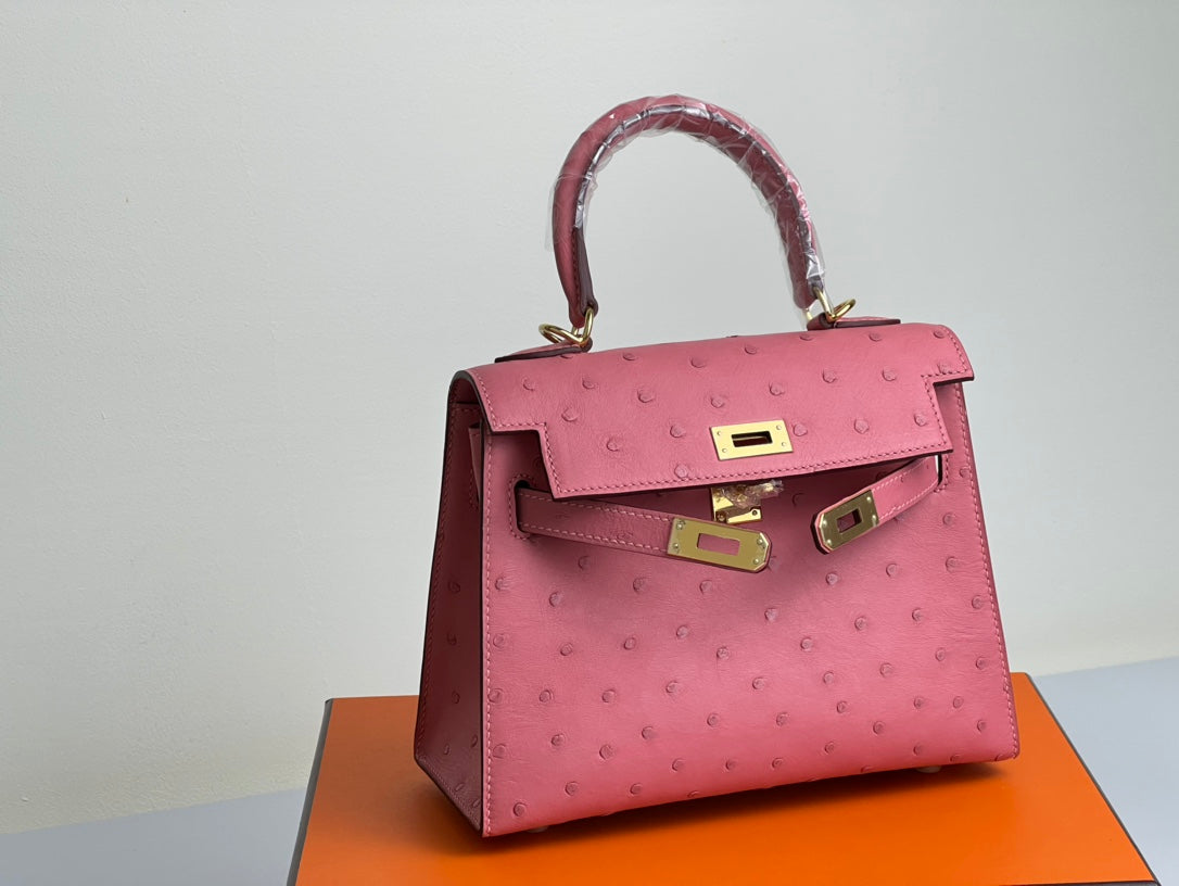 KELLY TASCHE 20 IN ROSA STREITLEDER MIT GOLDENEN BESCHLÄGEN (AUF BESTELLUNG GEFERTIGT)