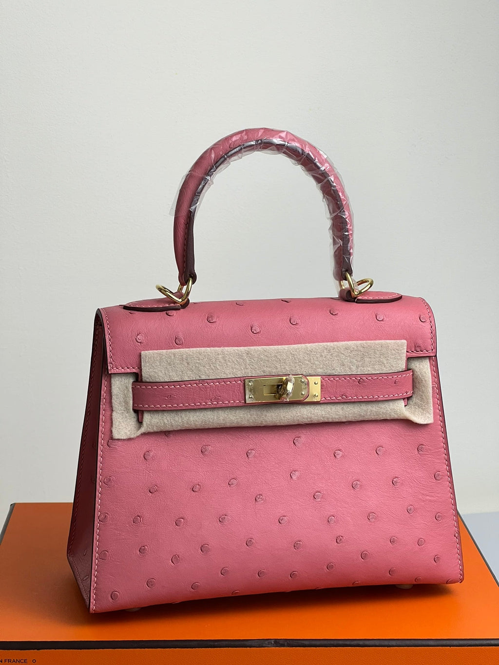 KELLY TASCHE 20 IN ROSA STREITLEDER MIT GOLDENEN BESCHLÄGEN (AUF BESTELLUNG GEFERTIGT)