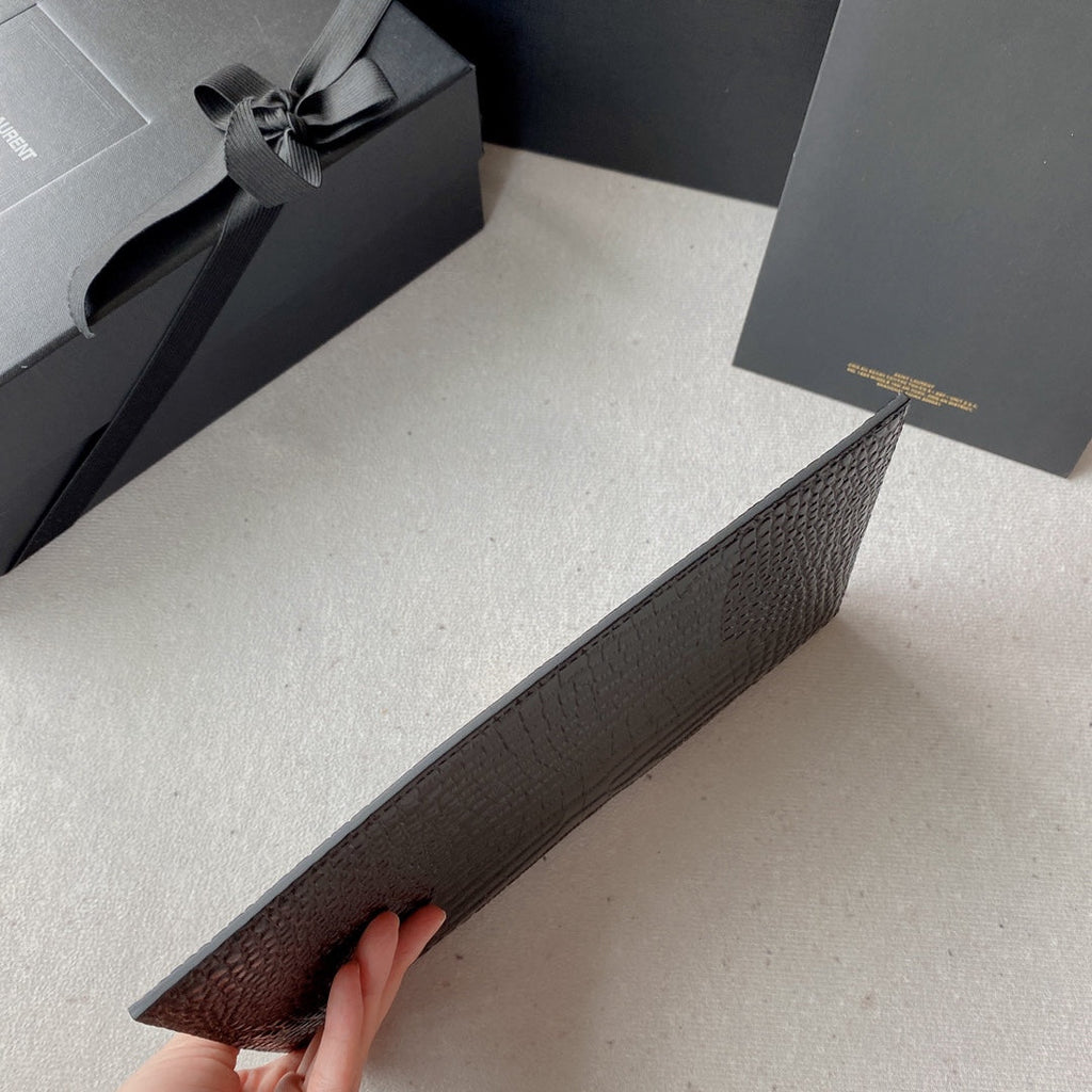 UPTOWN POUCH 27 IN SCHWARZEM KROKODILGEPRÄGTES GLÄNZENDES KALBSLEDER MIT GOLDENEM LOGO