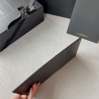 UPTOWN POUCH 27 IN SCHWARZEM KROKODILGEPRÄGTES GLÄNZENDES KALBSLEDER MIT GOLDENEM LOGO