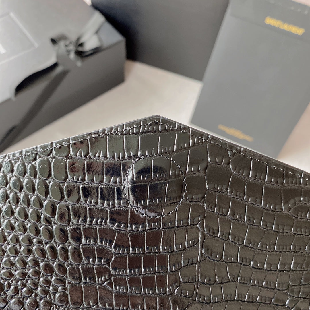 UPTOWN POUCH 27 IN SCHWARZEM KROKODILGEPRÄGTES GLÄNZENDES KALBSLEDER MIT GOLDENEM LOGO