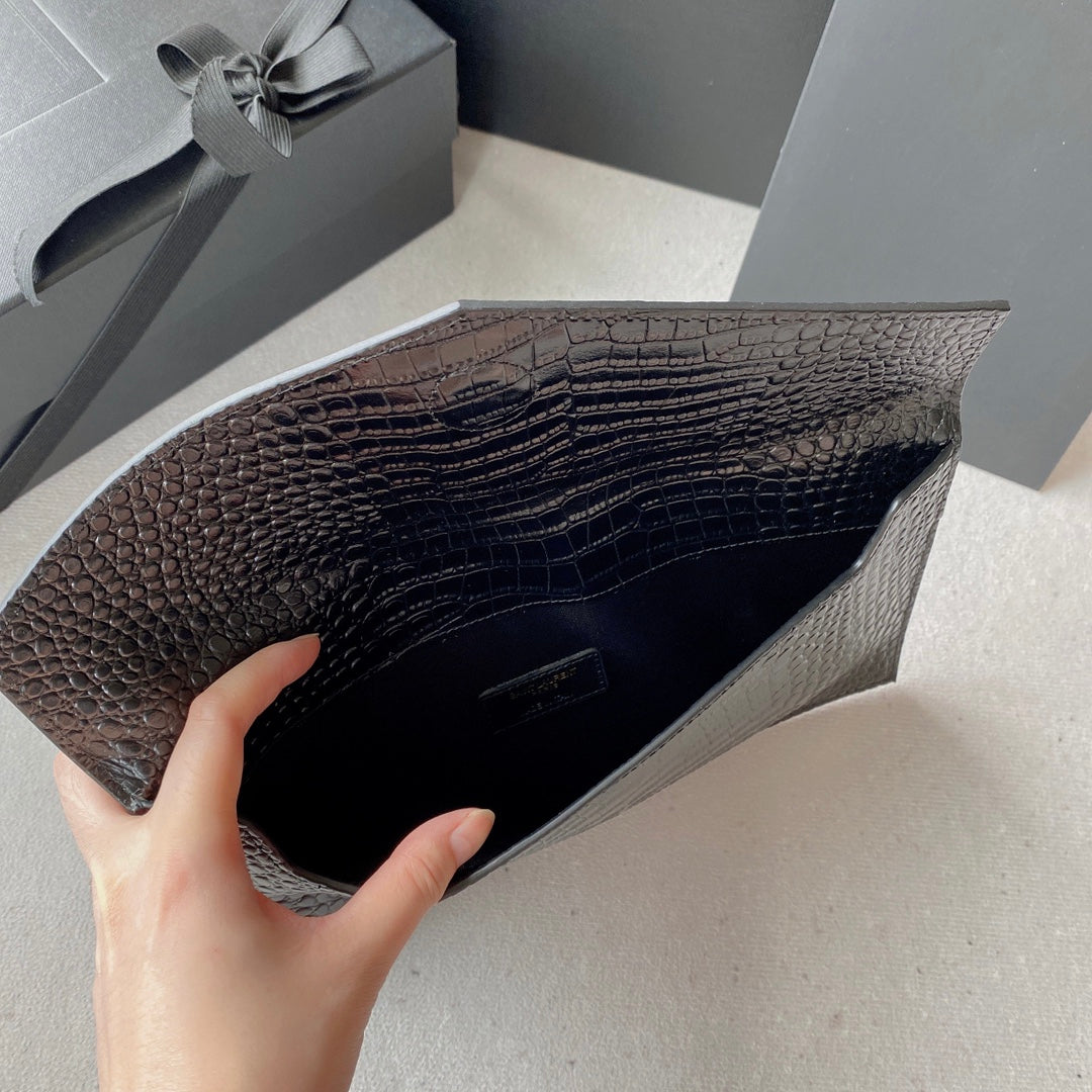 UPTOWN POUCH 27 IN SCHWARZEM KROKODILGEPRÄGTES GLÄNZENDES KALBSLEDER MIT GOLDENEM LOGO