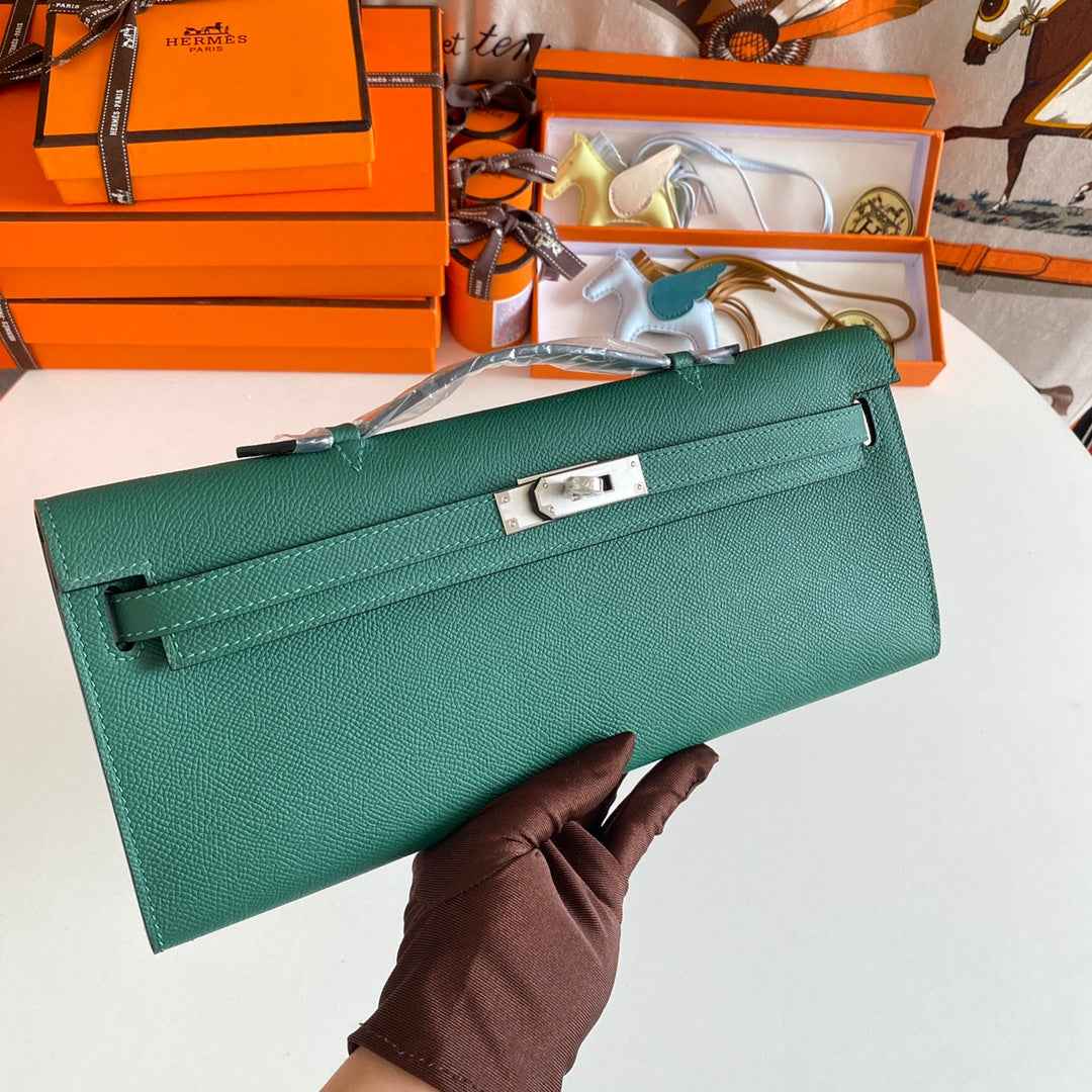 KELLY CUT 31 IN GREEN FOREST CALFLEDER MIT SILBERNEN HARDWARE