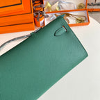 KELLY CUT 31 IN GREEN FOREST CALFLEDER MIT GOLDENEN HARDWARE