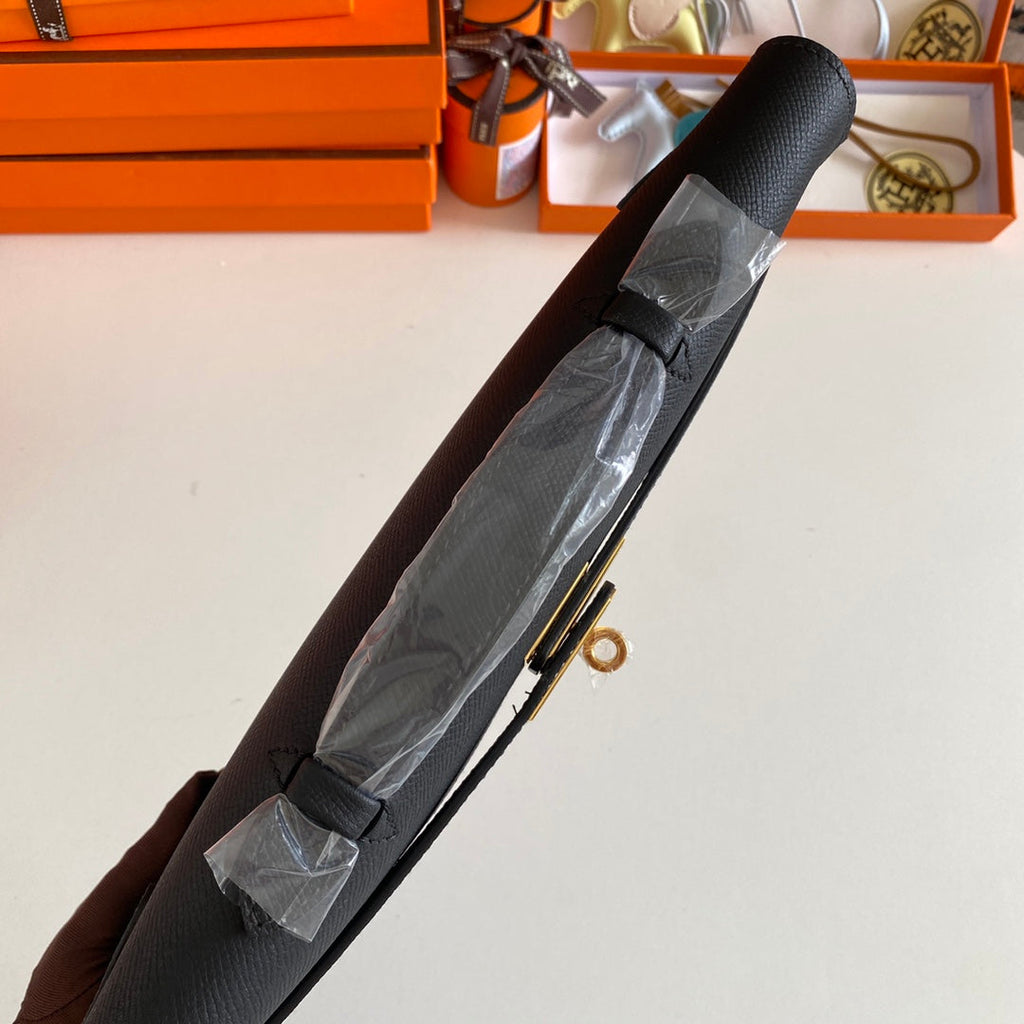 KELLY CUT 31 IN SCHWARZEM KALBSLEDER MIT GOLDENEN BESCHLÄGEN