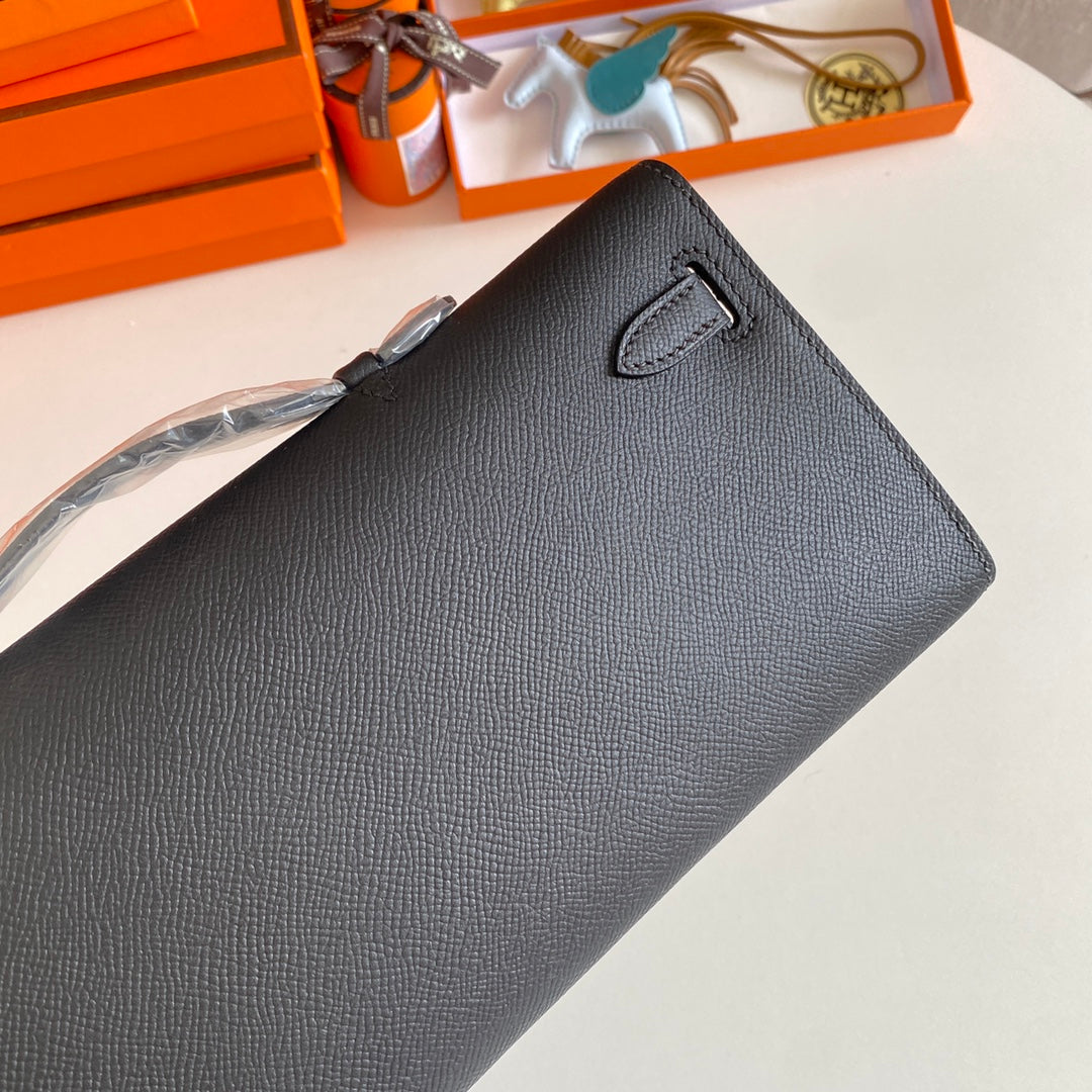 KELLY CUT 31 IN SCHWARZEM KALBSLEDER MIT GOLDENEN BESCHLÄGEN